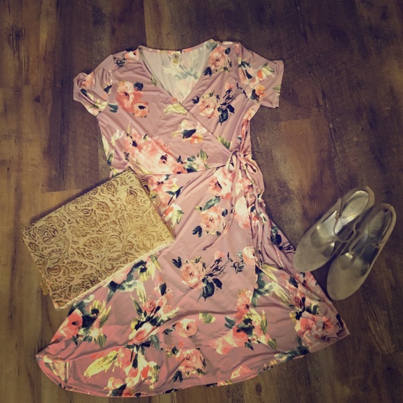Dresses & Skirts - Floral wrap dress